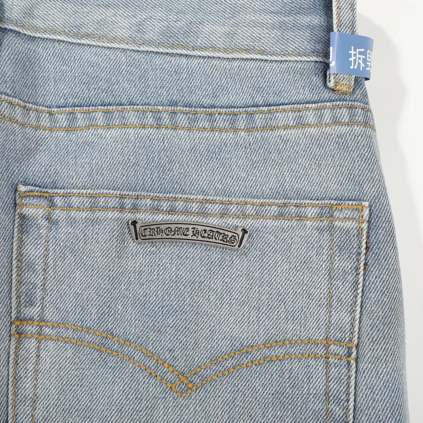 P240 Chromehearts washed blue leather jeans, ceiling-level jeans, a pair is hard to find at the counter‼ ️About Zangyin✅This is an extremely luxurious fashion brand that can also be called the aristocracy of the high street. It has always been an exclusive brand for some hipsters or rich second generations. The color of this model is already very eye-catching by using a unique washed material. It is decorated with pink patch cross flowers, which cleverly highlights the charm of the brand. Secondly, this model adopts a classic high-waist cut design, which highlights the long legs and fashionable temperament of the upper body. The brand is highly recognizable and the slim-fitting configuration is more suitable for daily wear. The personality will be fashionable and the specifications can be seen at a glance. Materials and technology ✅ Needless to say, this point goes without saying. As an excellent craftsman brand, Zangyin's requirements for details and craftsmanship are really perfect. The washed color of this model has gone through a lot of processes, not to mention the embellishment of the denim appliqués. It is also purely handmade and sewn. Just like what they believe in, only handmade things have soul and have the meaning of wearing. A top-notch heavy-duty fashionable denim item, recommended by both hands‼ ️ Size: 28/30/32/34/36 Waist: 69/74/79/84/89 Pants length: 102/103/104/105/106